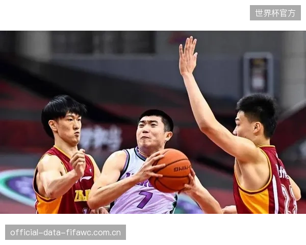 球队在关键比赛中表现起伏不定,心理素质的稳定性将是决定其能走多远的重要因素。 球队在关键比赛中表现起伏不定,心理素质的稳定性将是决定其能走多远的重要因素。